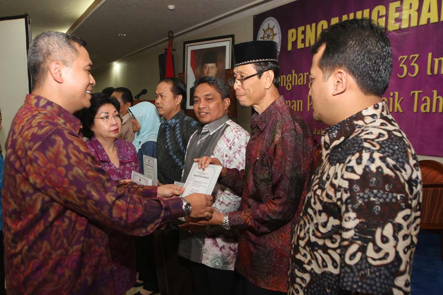 Wakil Menteri Pemberdayaan Aparatur Negara dan Reformasi Birokrasi, Eko Prasojo (kiri) didampingi Deputi Bidang Pelayanan Publik, Mirawati Sudjono menyerahkan penghargaan Top Inovasi Pelayanan Publik 2014 | Foto: Ist